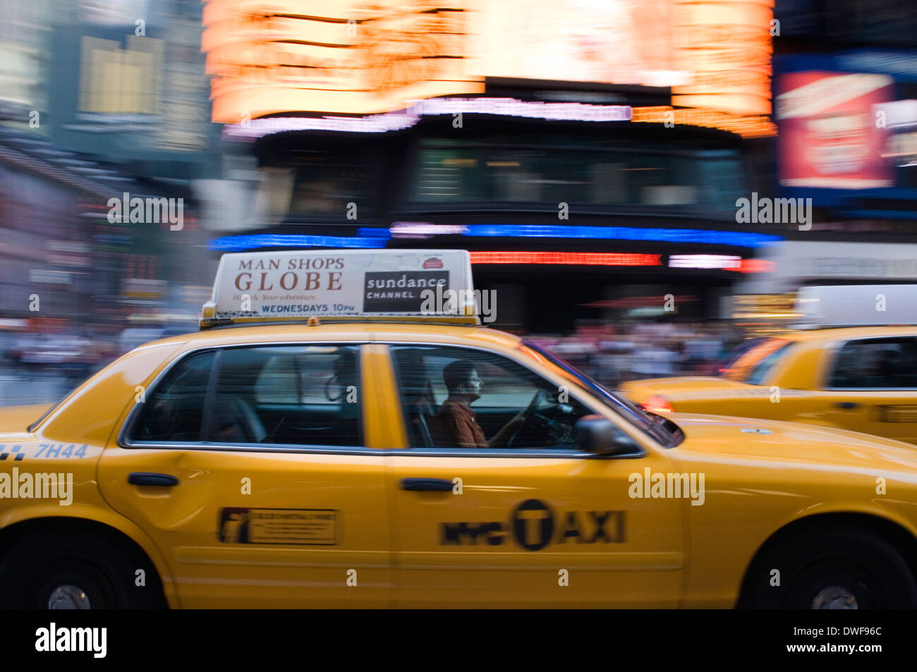 Un tassista a piedi attorno a Times Square, ma questo tradizionale cartolina invaso Times Square giallo taxi andrà verso il basso Foto Stock