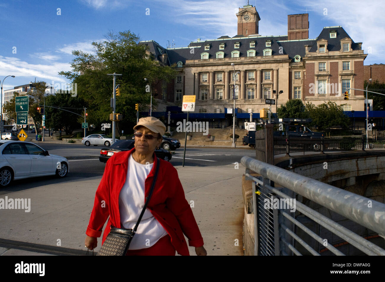 Una donna cammina attraverso la Staten Island. La Staten Island è un'isola nell'Oceano Atlantico appartenente allo Stato di New York (USA) Foto Stock