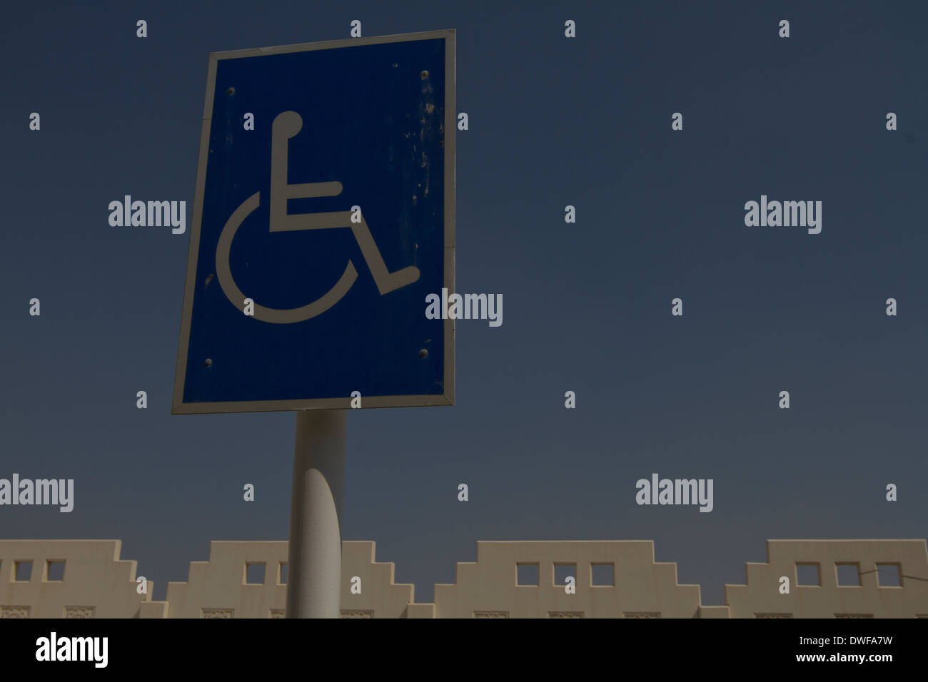 Medio Oriente disabili spazio parcheggio Qatar tradizionali a parete Foto Stock