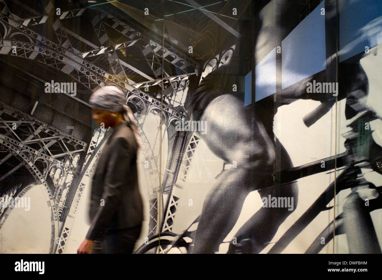 La fotografia in grande artista nero Mitchel grigio nella lobby del MetLife Building e bianco, con l'ufficio NYSC nel centro cittadino inferiore. 200 Park Avenue. Proprietà dell'inizio del Pan American Airways, l'edificio è stato progettato con elementi prefabbricati in elementi di calcestruzzo simulando un'ala di un aeroplano. Questo edificio fu famosa anche per elicottero collegare via dall'Aeroporto JFK a Manhattan in sette minuti, fino a quando un incidente fatale ha fatto sospendere il servizio nel 1977. Successivamente, la società ha venduto l'edificio al Metropolitan Life Insurance Company. Foto Stock