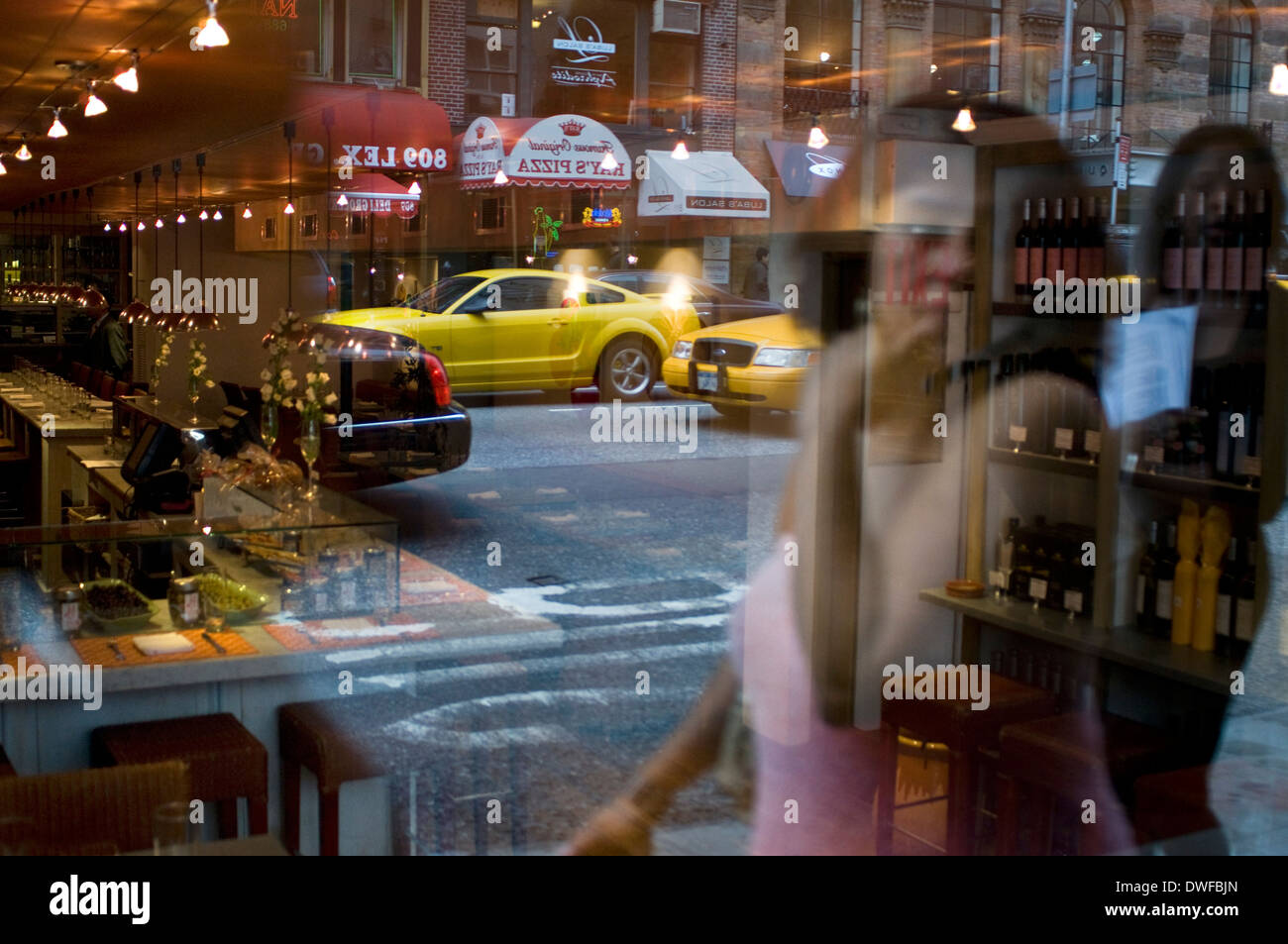 La riflessione in un ristorante sul lato est superiore. Il lato est superiore è la più meridionale del distretto di New York e ha la più alta densità di popolazione e la più alta concentrazione di ricchezza. In questa sezione è tutto a portata di mano: scuole, negozi, musei e parchi. La varietà delle case che popolano questa zona è estremamente varia e coesistenti condominio di lusso edifici e cooperative di edifici e case monofamiliari i piani senza ascensore. Foto Stock