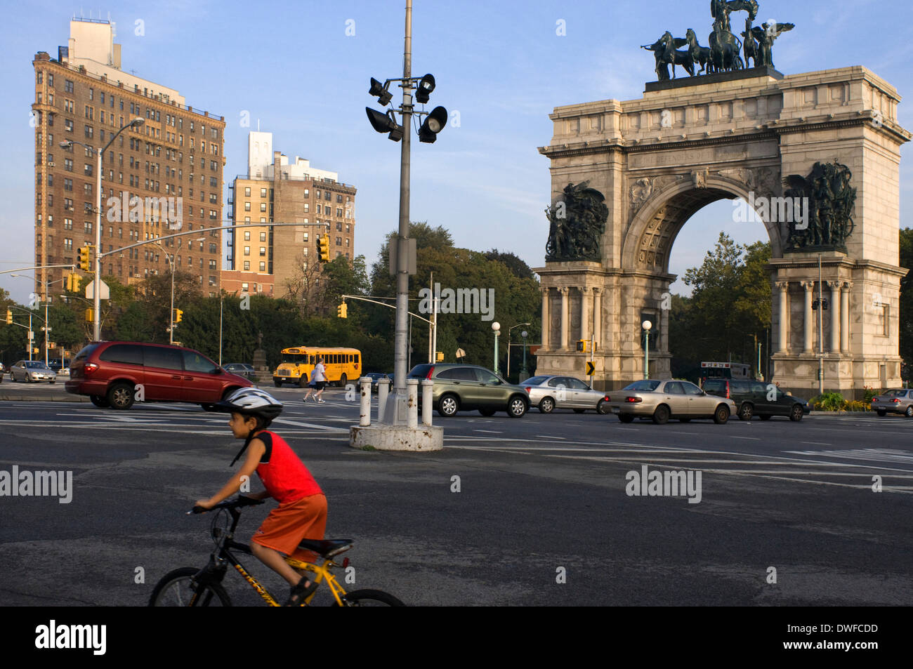 Grand Army Plaza. M Grand Army Plaza 2-3. Quasi a destra fuori della metropolitana troviamo un grande arco chiamato "soldati e marinai Mon Foto Stock