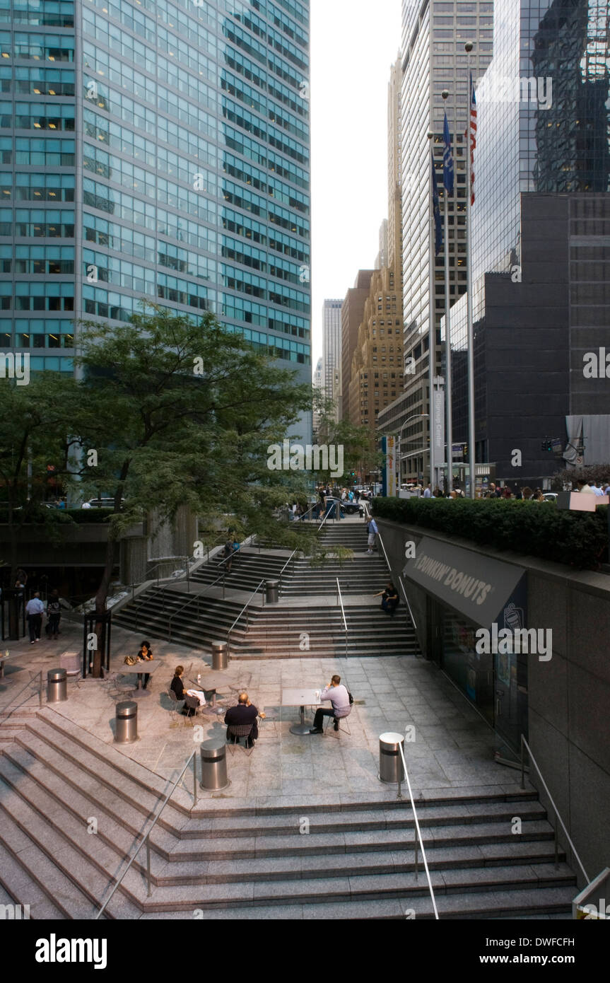 Nella parte inferiore di Citigroup Centre è un luogo perfetto per uno snack caferías , e anche la chiesa luterana di San Pietro Foto Stock