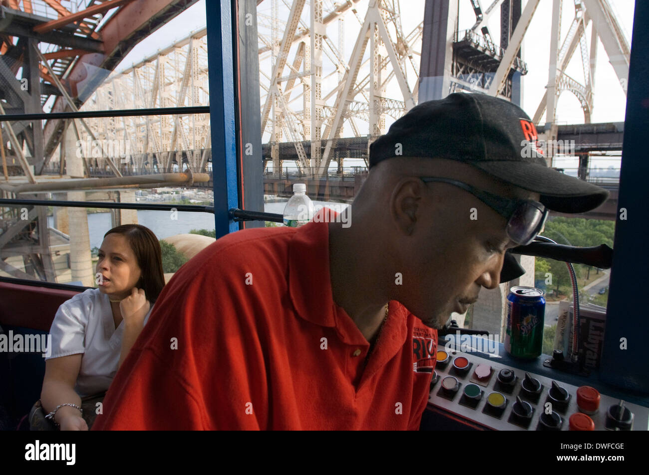 Roosevelt Funivia Driver ( stesso biglietto della metropolitana ) che passa lungo la East River per il Queensboro Bridge a Roosevelt Foto Stock