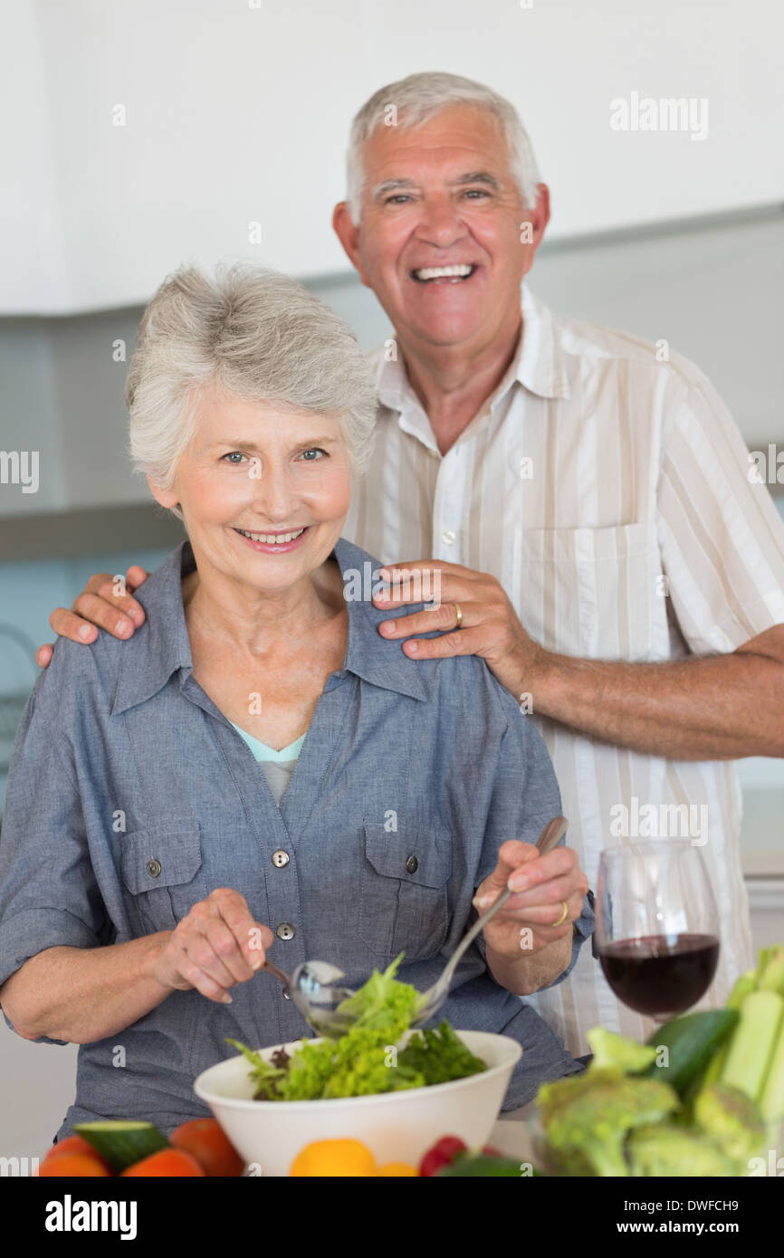 Felice coppia senior preparare un insalata Foto Stock