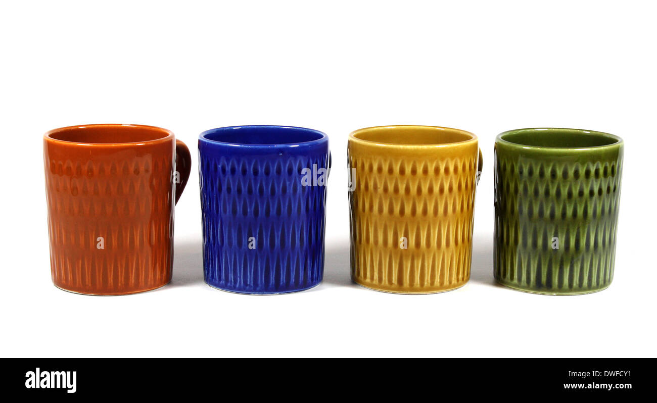 Set di quattro metà secolo e in stile danese tazze di ceramica in un modello geometrico commenusurate con la progettazione estetica di metà XX C Foto Stock