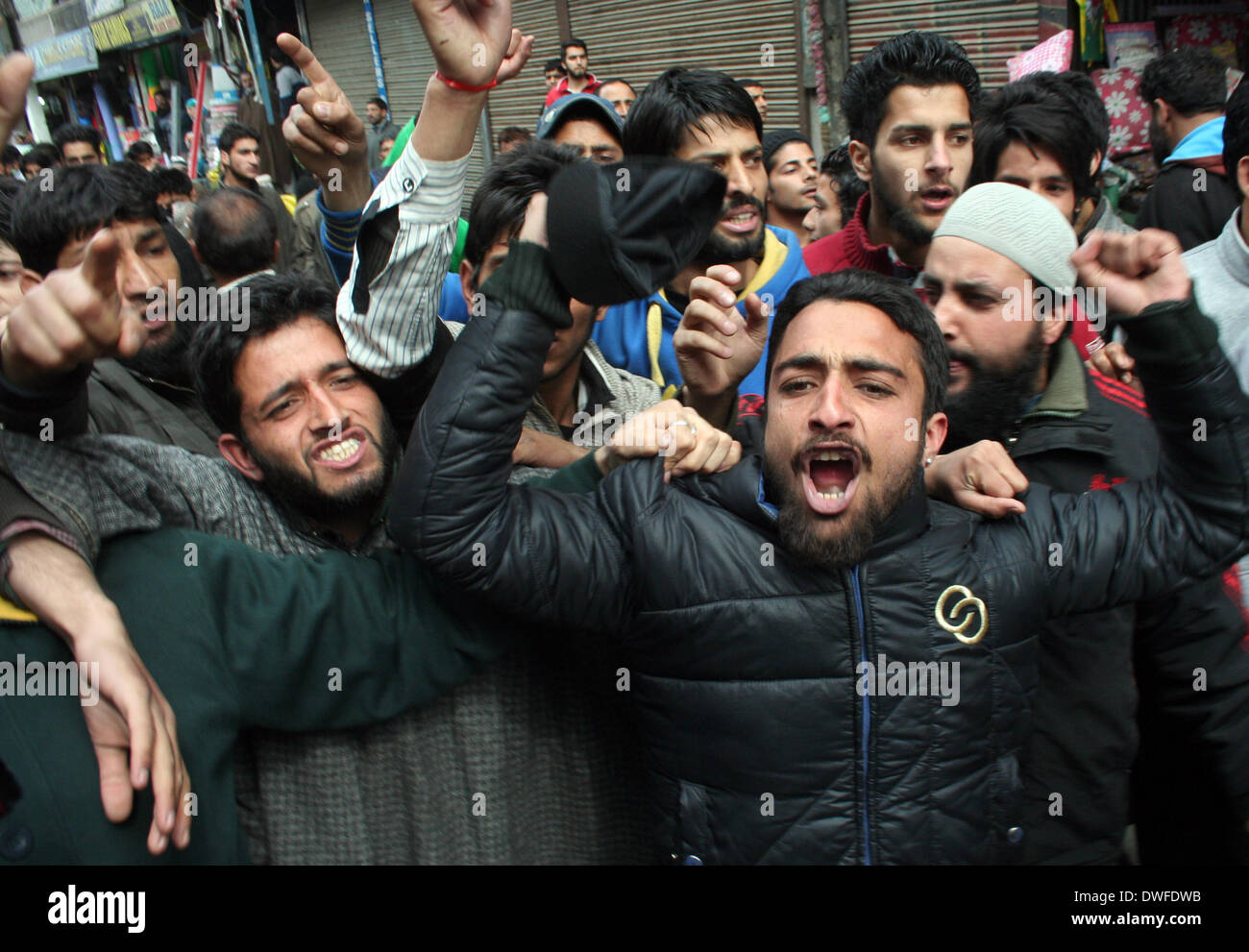 Indiano Kashmir amministrato. 07 marzo, 2014 i sostenitori del JAMMU E KASHMIR LIBERATION FRONT ( JKLF)grida slogan durante una manifestazione di protesta contro il trattamento degli studenti del Kashmir presso una università in Srinagar polizia in India del nord hanno detto che era sceso di sedizione accuse contro un gruppo di studenti del Kashmir che ha esultato sul Pakistan in una recente partita di cricket, ma potrebbero ancora affrontare accusa per l'incidente. Credito: yawar nazir kabli/Alamy Live News Foto Stock