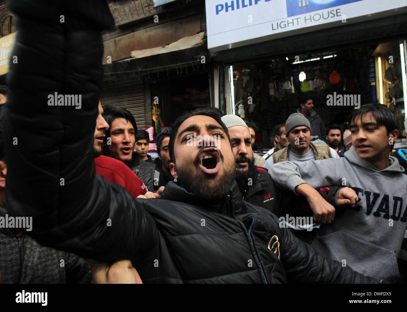 Srinagar, Indiano-controllato del Kashmir. 7 Mar 2014. I sostenitori di pro-gruppo indipendente Jammu e Kashmir Liberation Front (JKLF) gridare slogan durante una manifestazione di protesta contro l'espulsione degli studenti del Kashmir da un'Indiana University a Srinagar, capitale estiva di Indiano-Kashmir controllata, 7 marzo 2014. In mezzo alle diffuse critiche e di condanna, lo stato indiano dell'Uttar Pradesh (UP) ha ritirato la sedizione tasse schiaffeggiato sul 67 studenti universitari in Kashmir per acclamare il Pakistan cricket durante una partita con l'India, funzionari detto venerdì. Credito: Javed Dar/Xinhua/Alamy Live News Foto Stock