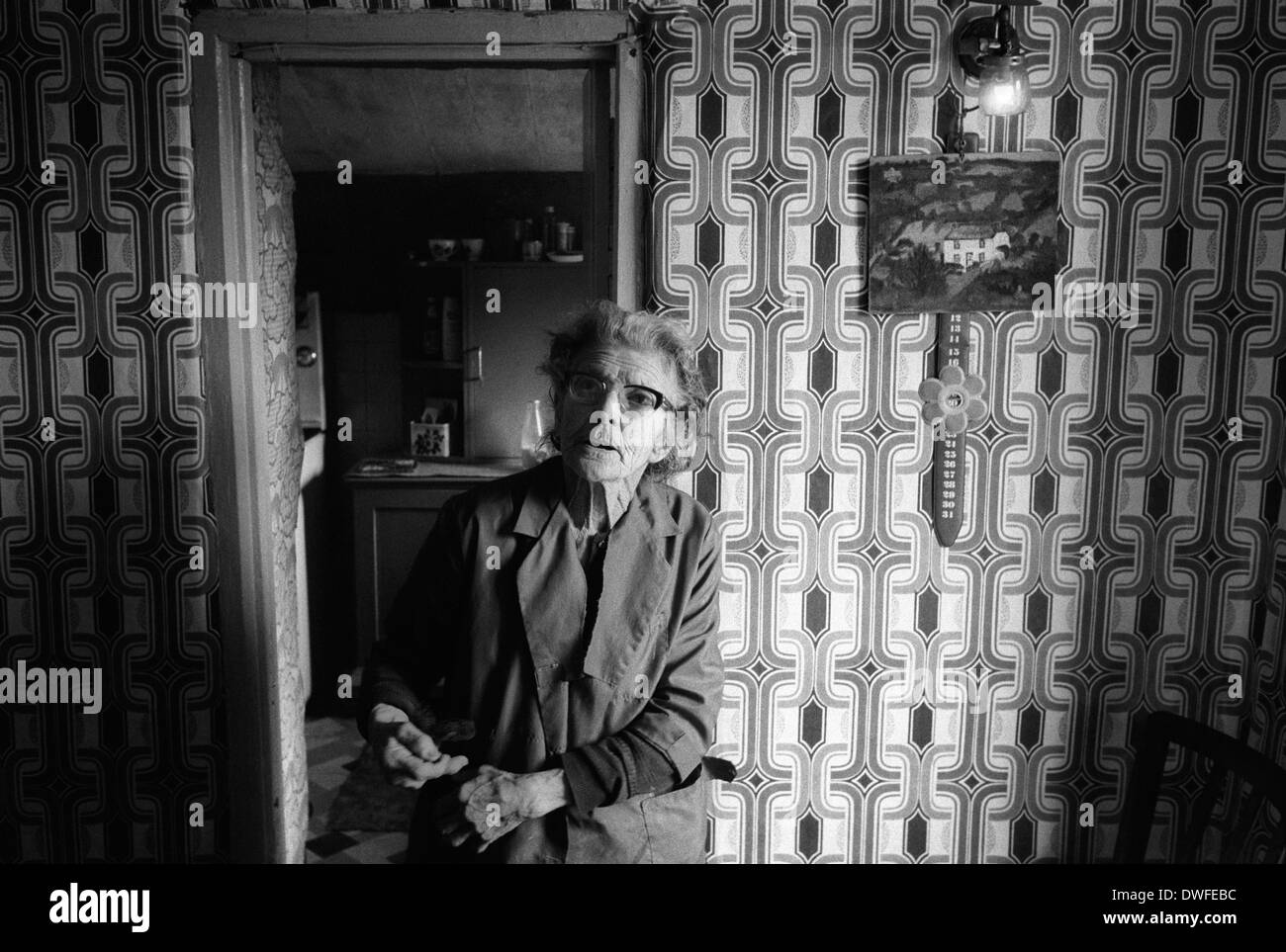 Cottage con lampada a gas Cornovaglia 1978 interno del cottage anziano donna anziana che ancora usa lampade a gas nel suo cottage agricolo. Baldhu, Chacewater, Cornovaglia, Inghilterra Regno Unito 1970s HOMER SYKES Foto Stock