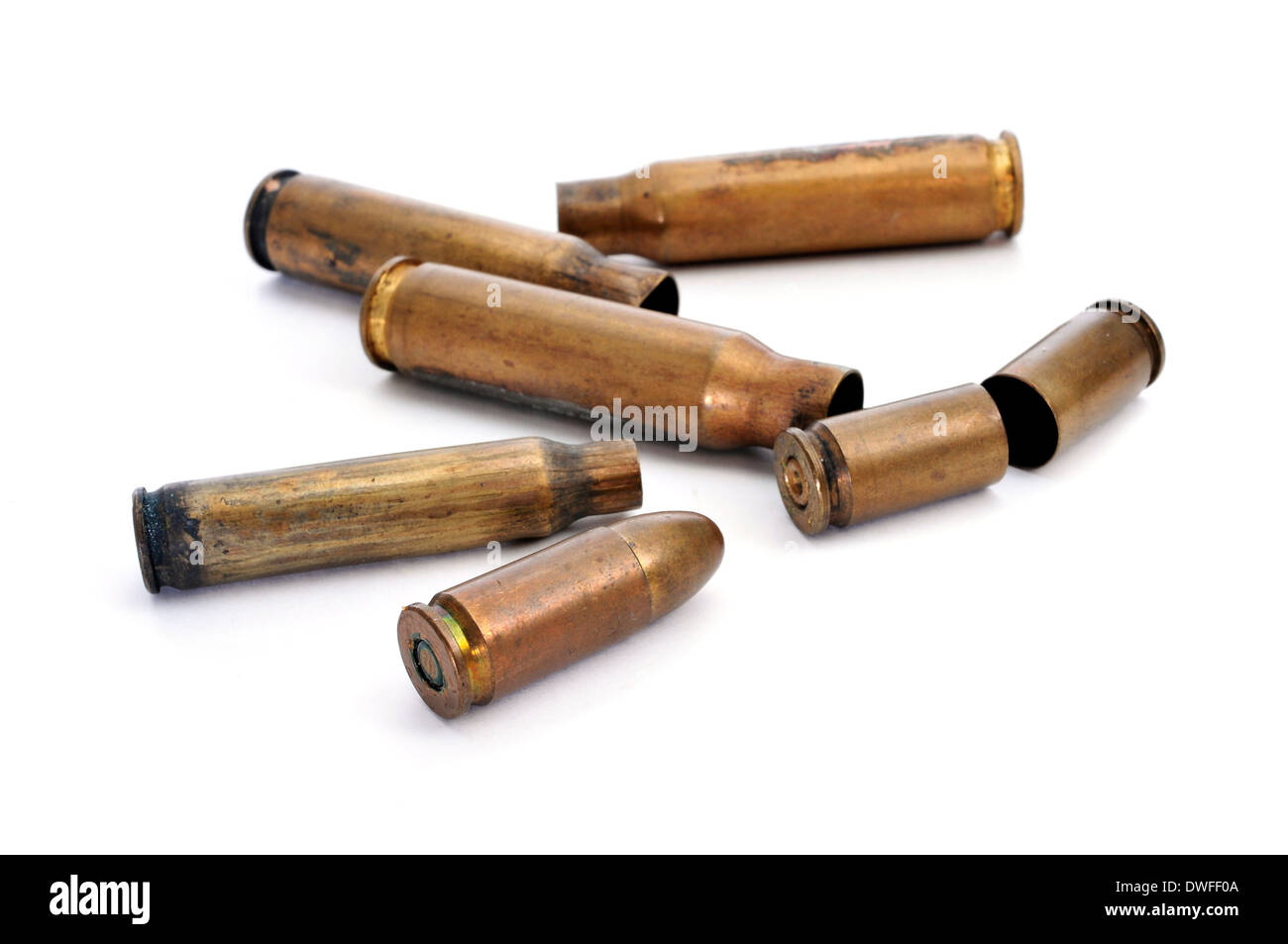 Un mucchio di proiettili e bullet gusci su sfondo bianco Foto Stock
