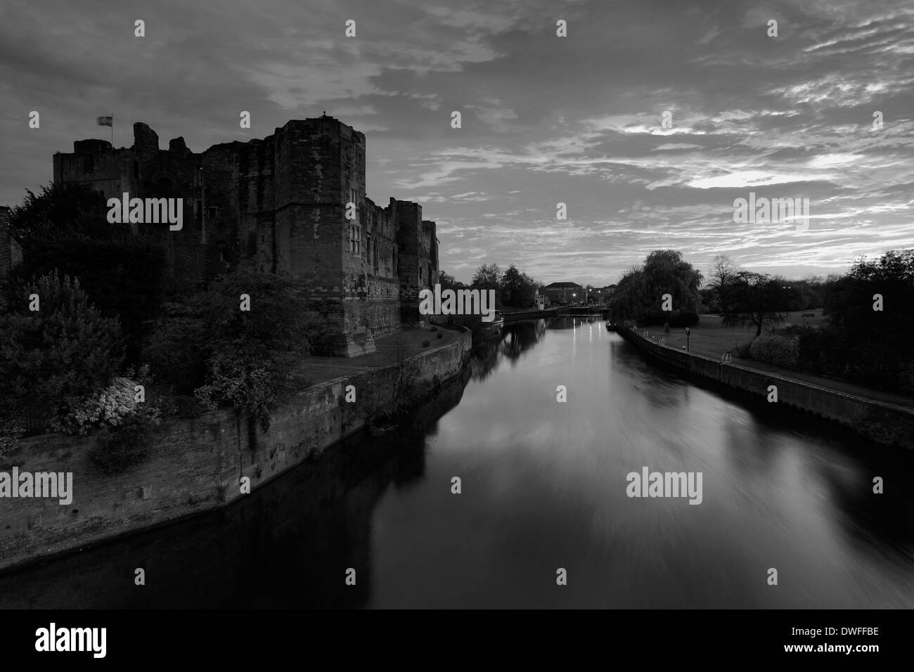 Crepuscolo sopra Newark Castle, fiume Trent, Newark on Trent, Nottinghamshire County, England, Regno Unito Foto Stock