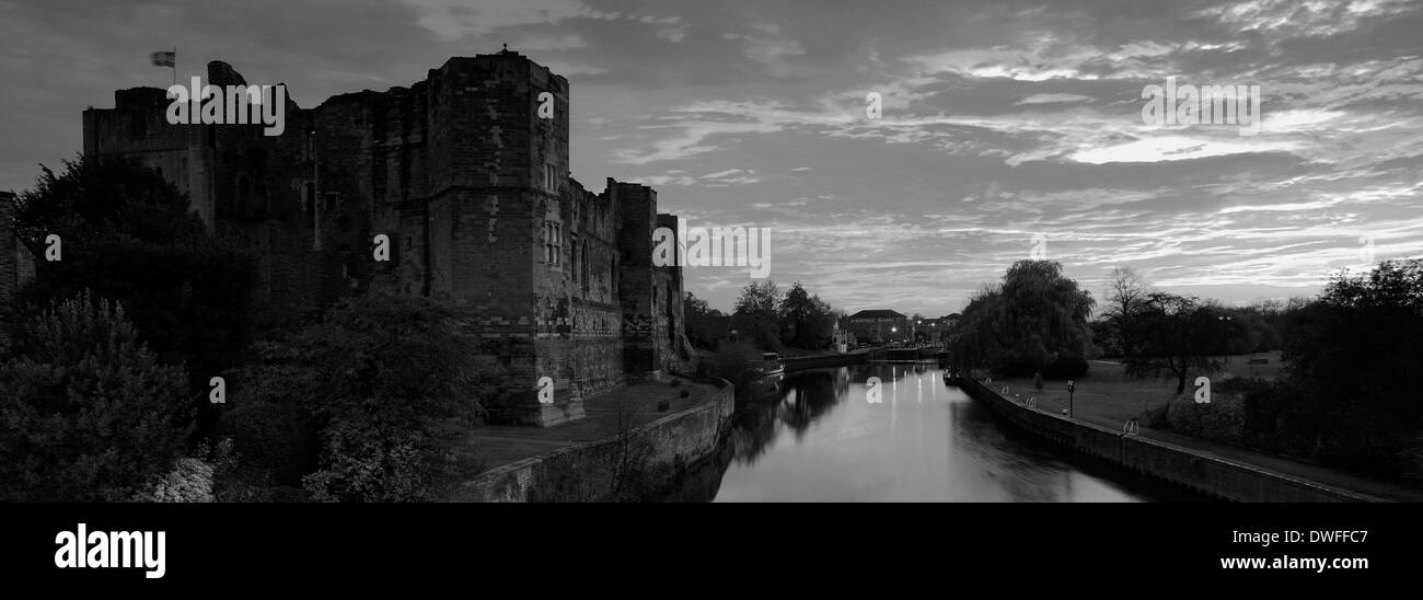 Crepuscolo sopra Newark Castle, fiume Trent, Newark on Trent, Nottinghamshire County, England, Regno Unito Foto Stock