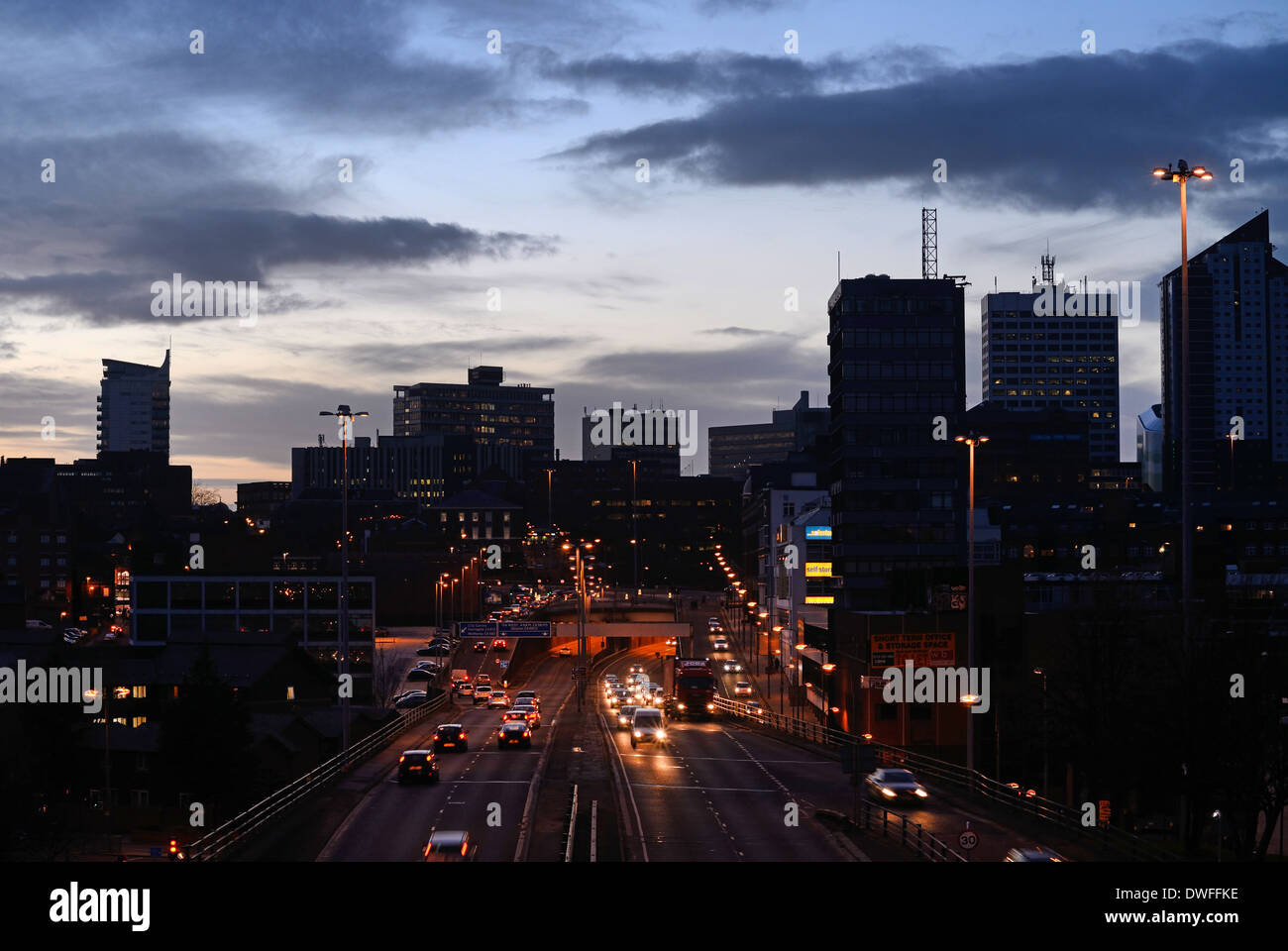 I percorsi del traffico del traffico voce troppo e dalla città di Leeds all'imbrunire leeds Yorkshire Regno Unito Foto Stock