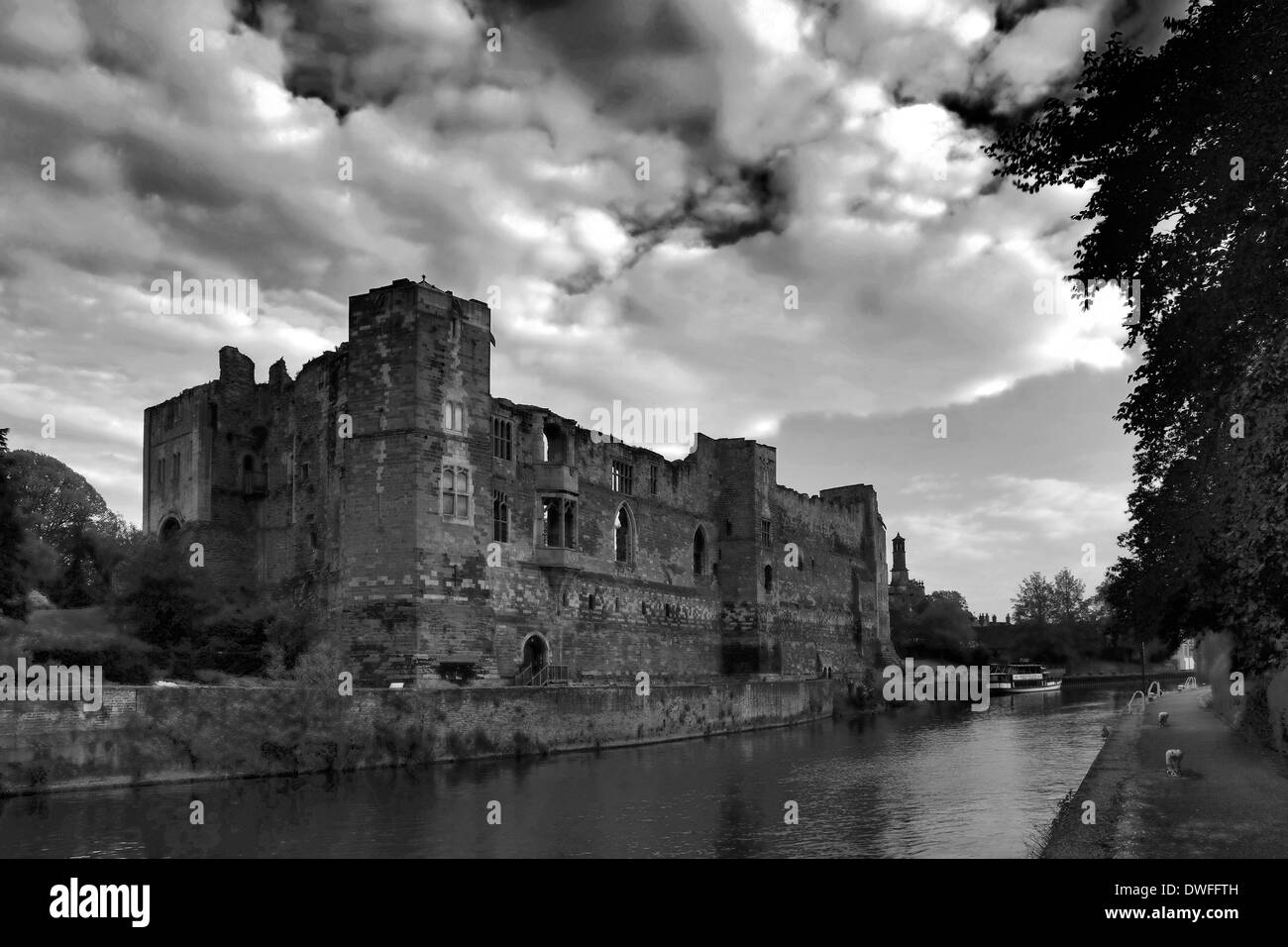 Crepuscolo sopra Newark Castle, fiume Trent, Newark on Trent, Nottinghamshire County, England, Regno Unito Foto Stock