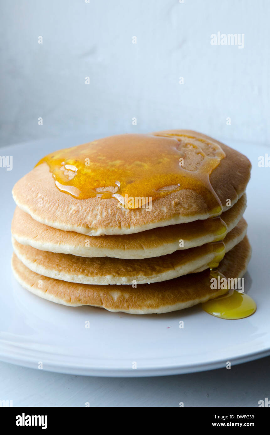 American pancake con sciroppo di Goldern spruzzata sopra la parte superiore. Foto Stock
