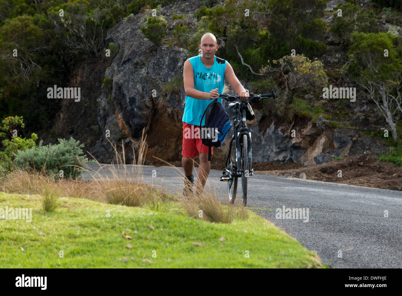 Discesa con la mountain bike in montagna e Maido Mafate.Mafate il Circus è uno dei 3 principali collassa più antico Foto Stock