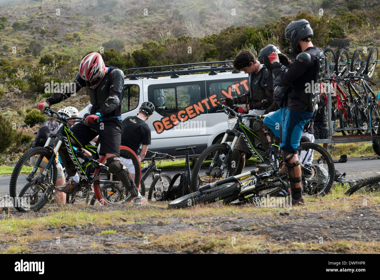 Discesa con la mountain bike in montagna e Maido Mafate.Mafate il Circus è uno dei 3 principali collassa più antico Foto Stock
