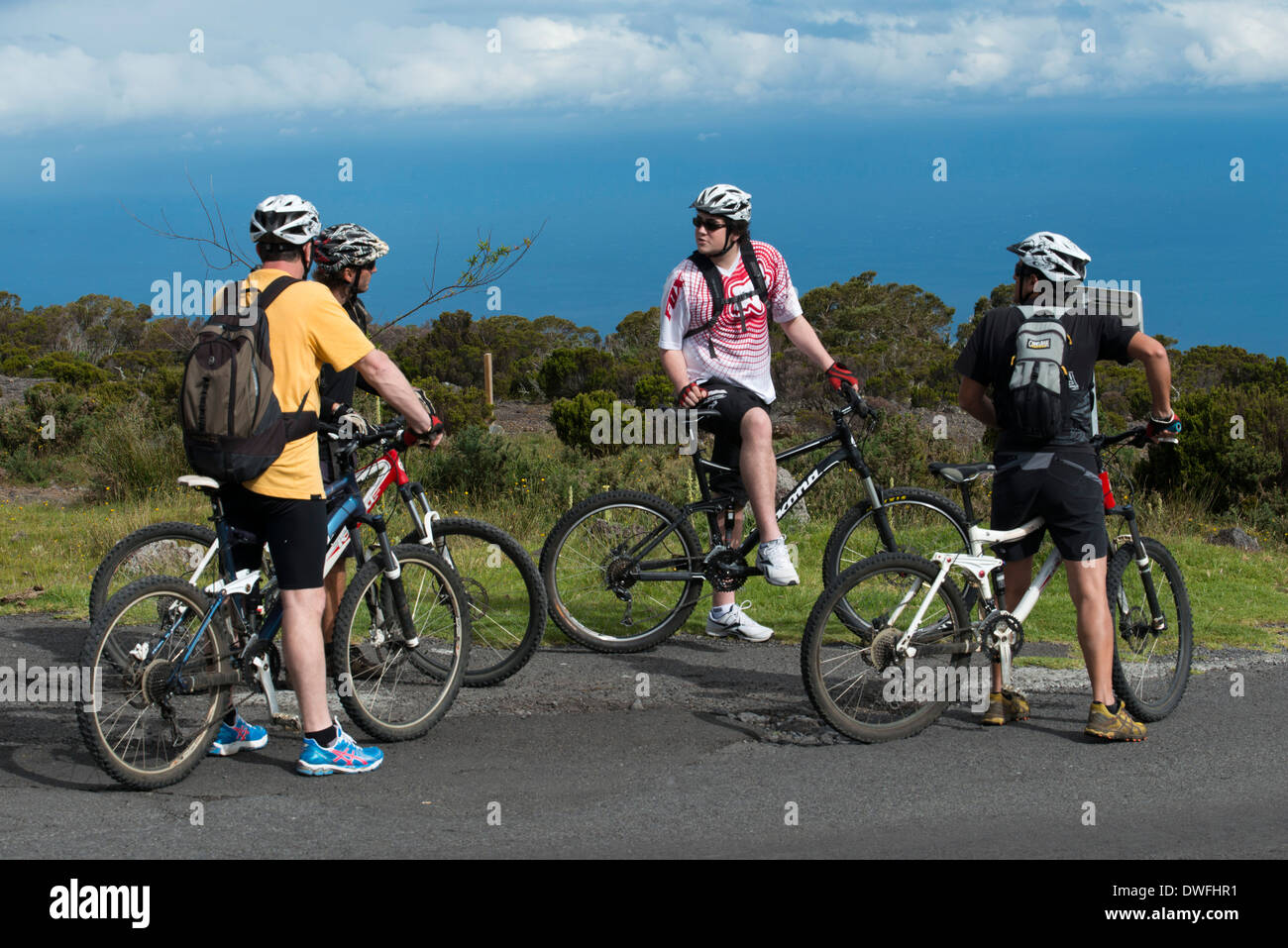 Discesa con la mountain bike in montagna e Maido Mafate.Mafate il Circus è uno dei 3 principali collassa più antico Foto Stock