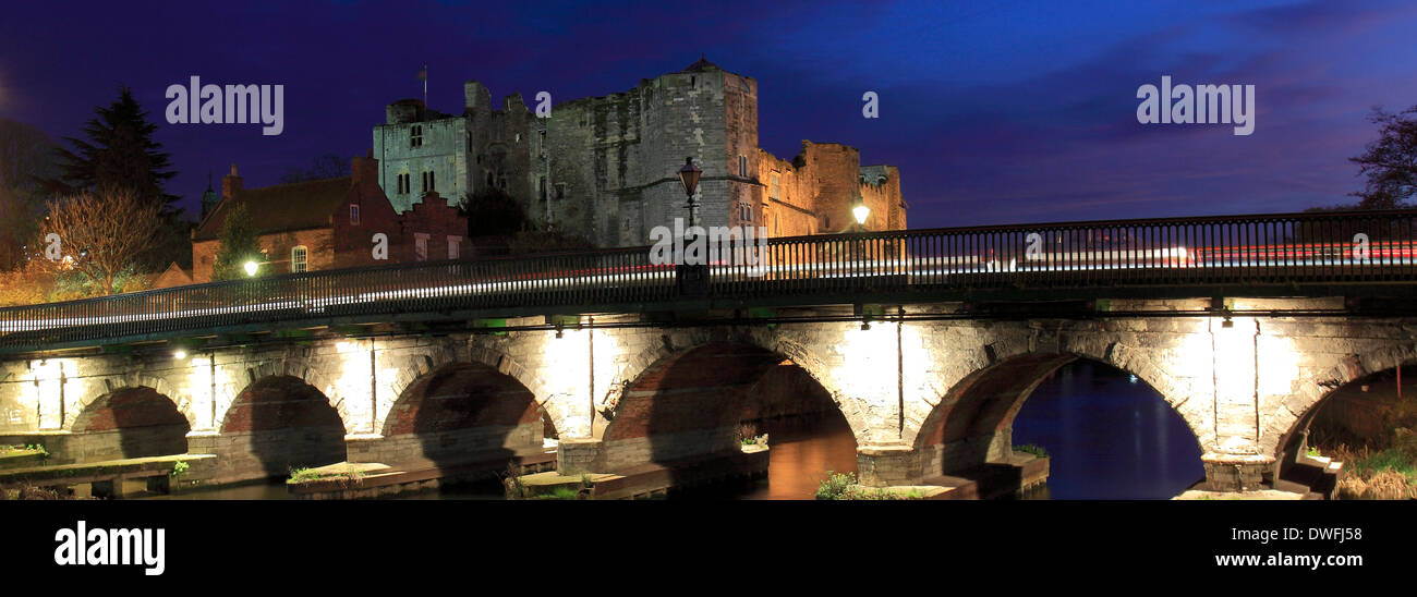 Crepuscolo sopra Newark Castle, fiume Trent, Newark on Trent, Nottinghamshire County, England, Regno Unito Foto Stock