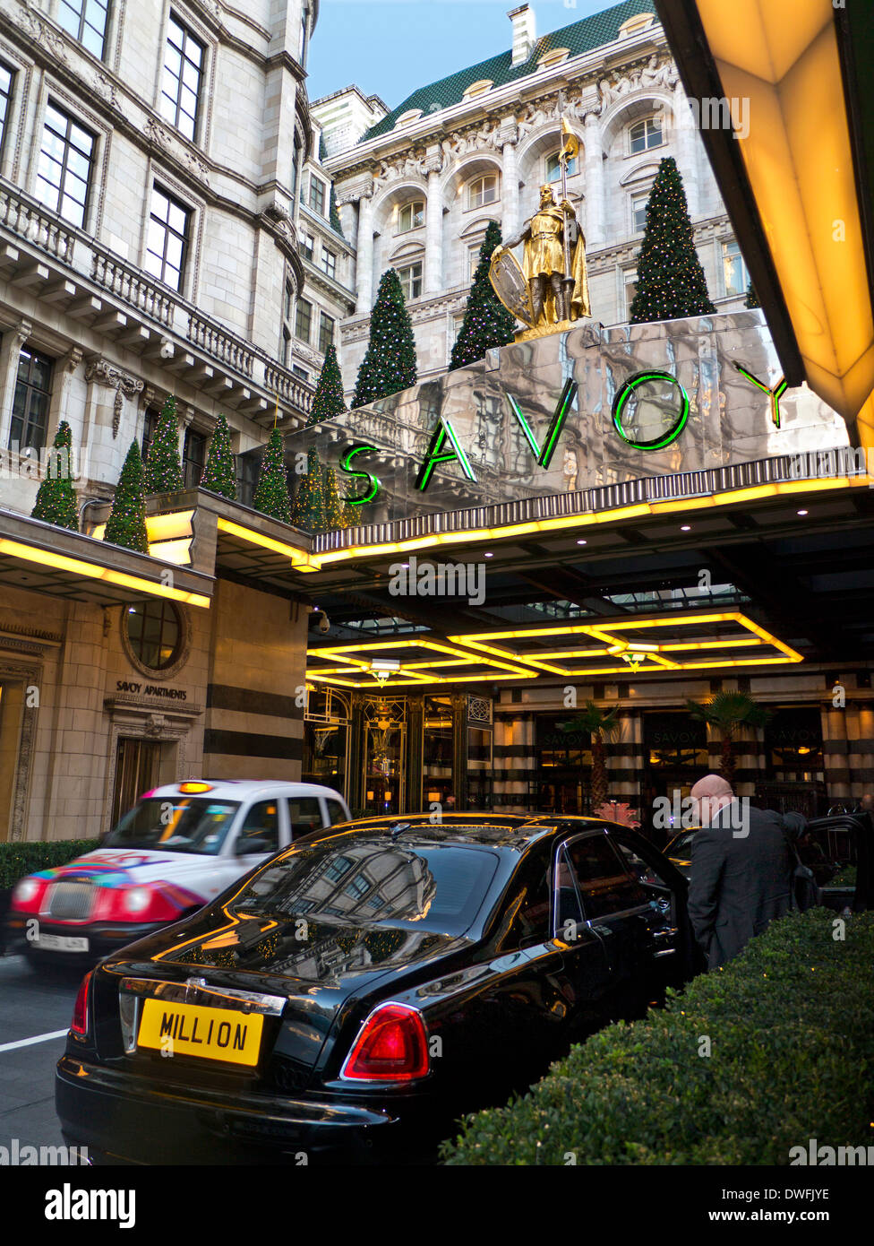 Vista esterna del Lusso Praga Hotel Savoy foyer d'ingresso con Rolls Royce e 'MILLION' piastra auto Strand London WC2j Foto Stock