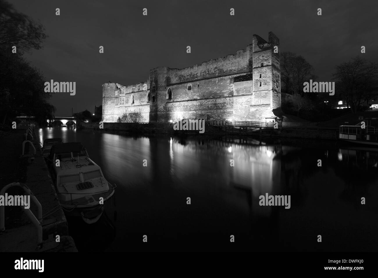 Crepuscolo sopra Newark Castle, fiume Trent, Newark on Trent, Nottinghamshire County, England, Regno Unito Foto Stock