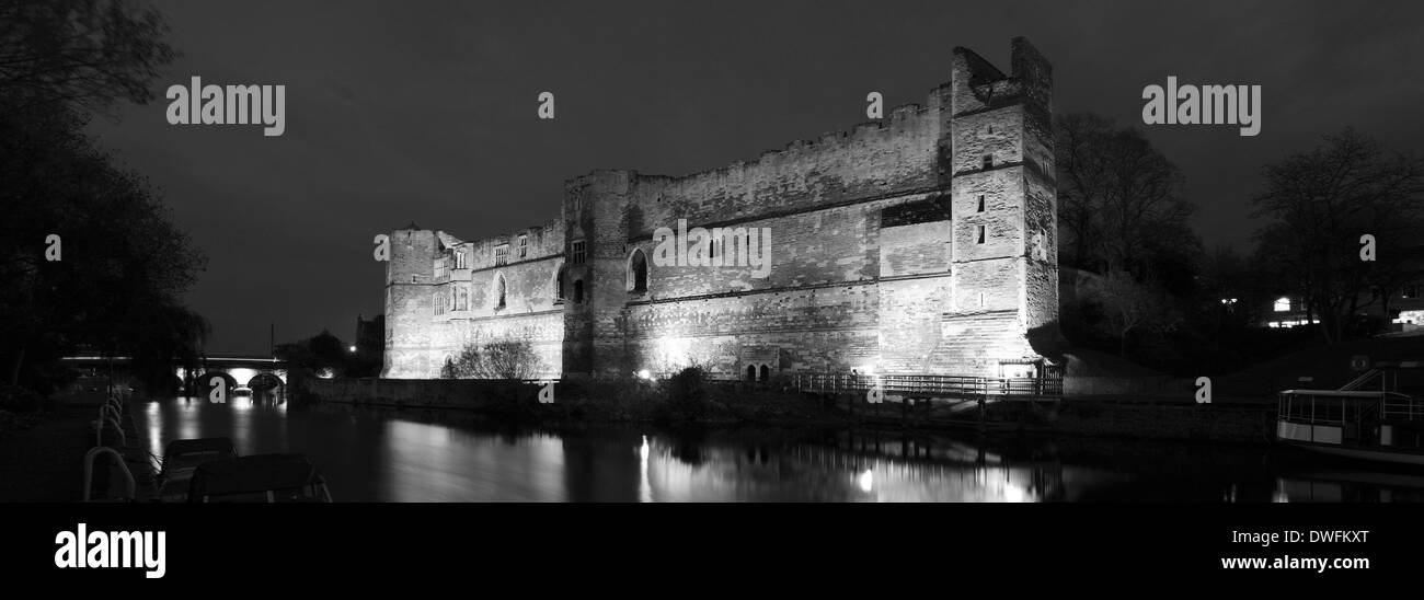 Crepuscolo sopra Newark Castle, fiume Trent, Newark on Trent, Nottinghamshire County, England, Regno Unito Foto Stock