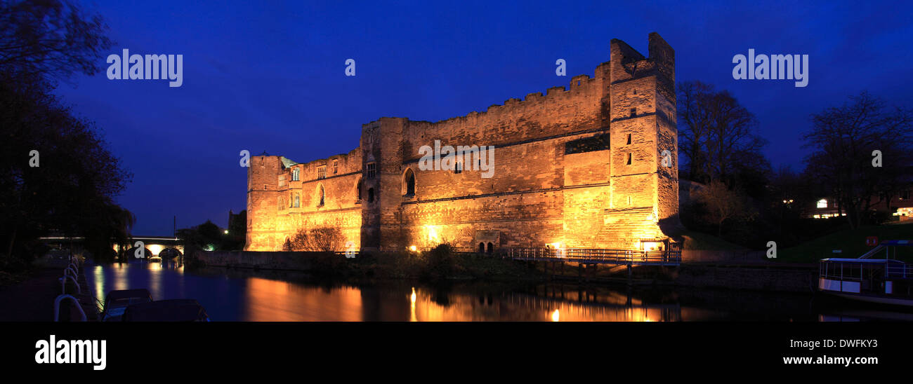 Crepuscolo sopra Newark Castle, fiume Trent, Newark on Trent, Nottinghamshire County, England, Regno Unito Foto Stock