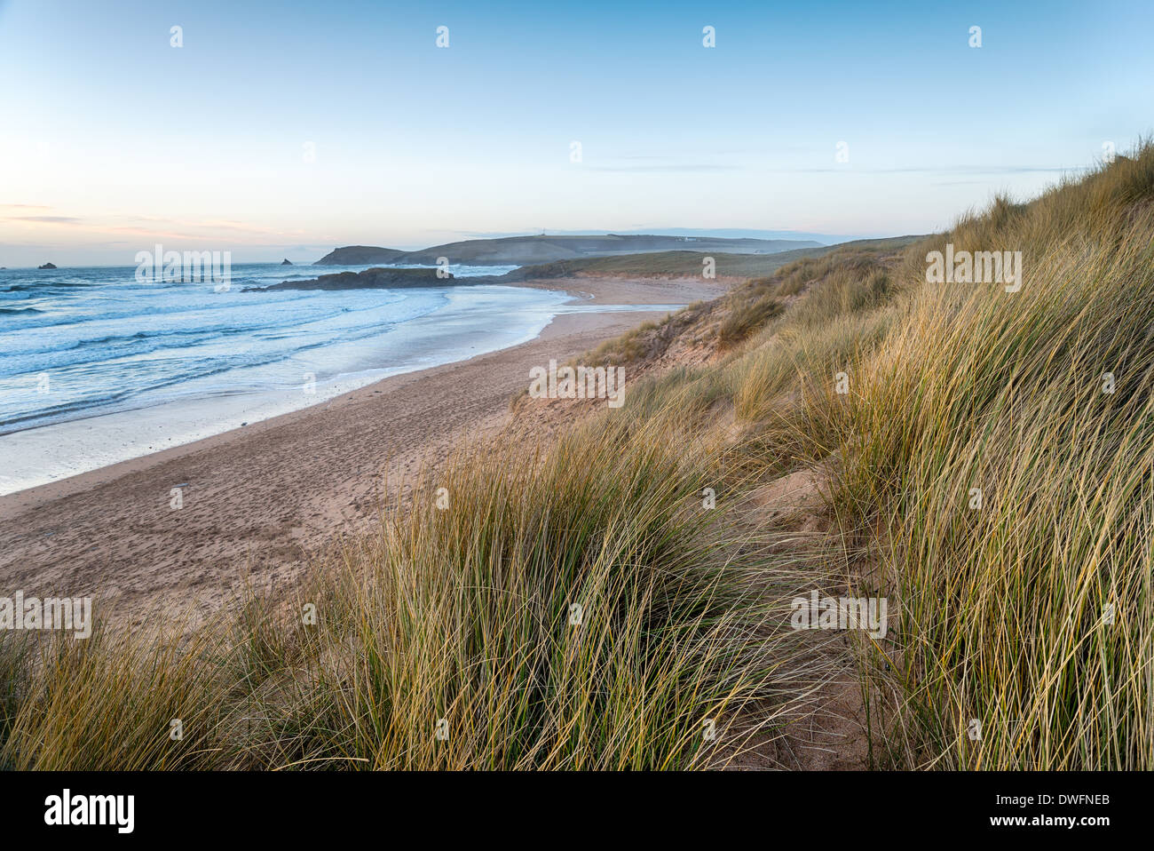 Constantine Bay guardando verso Booby's Bay e testa Trevose vicino a Padstow sulla costa atlantica della Cornovaglia Foto Stock