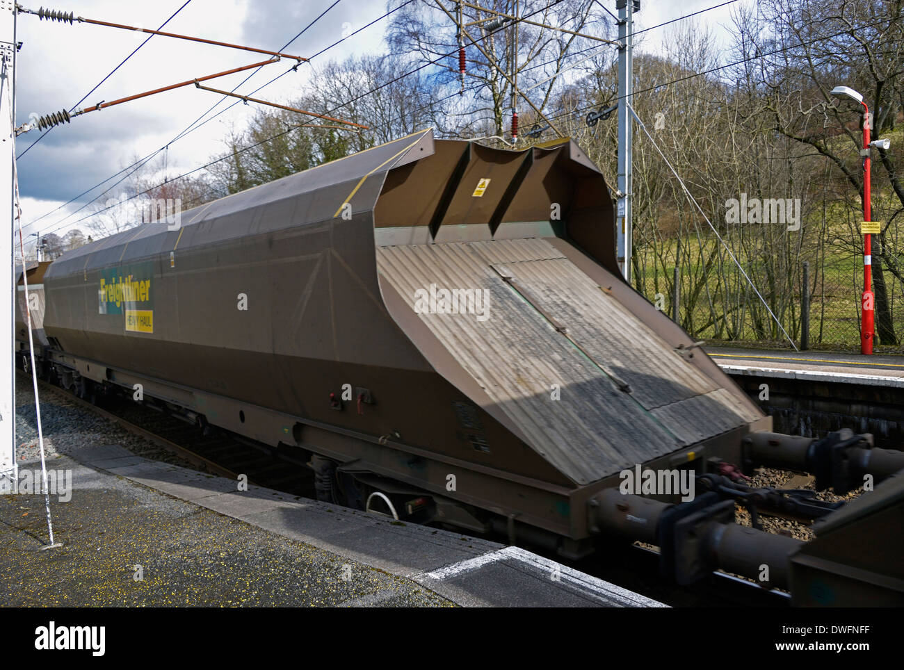 Freightliner Heavy Haul camion a velocità. Stazione Oxenholme, Linea principale della costa occidentale, Cumbria, England Regno Unito, l'Europa. Foto Stock