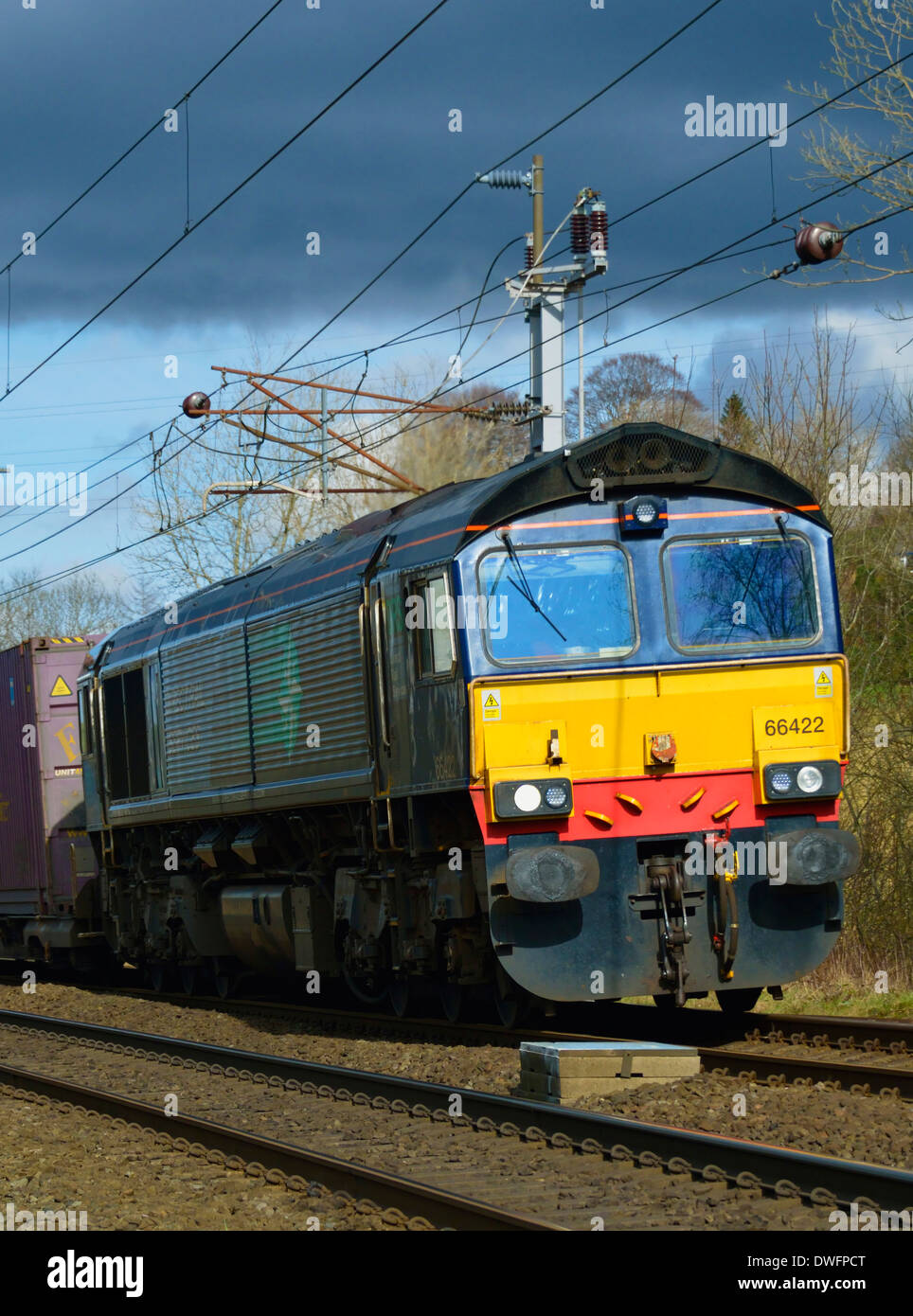 Direct Rail Services Class 66 locomotiva merci sulla linea principale della costa occidentale a Oxenholme, Cumbria, England, Regno Unito, Europa. Foto Stock