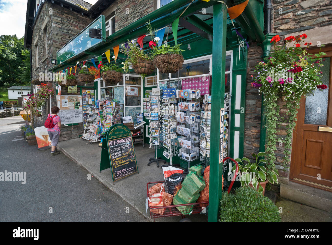 Patterdale negozio del villaggio e Post Office, sulla rotta di Wainwright's coast-to-coast a piedi, Lake District, Cumbria Foto Stock
