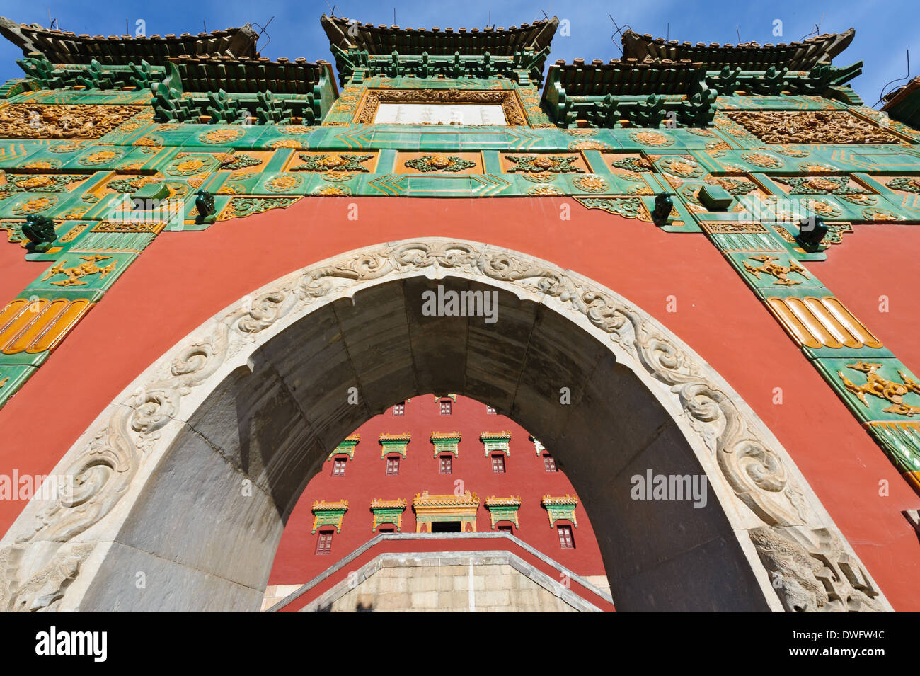 La vetrata arcata in pietra del Xumi Fushou tempio; . Nella provincia di Hebei, Chengde , Cina. Foto Stock