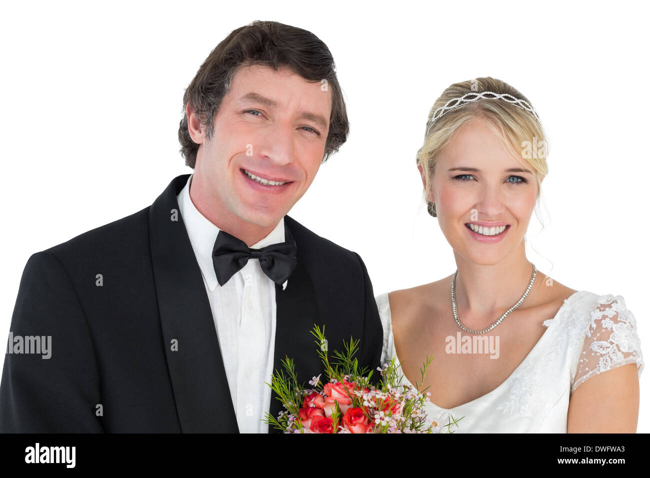 Coppia di novelli sposi sorridente su sfondo bianco Foto Stock