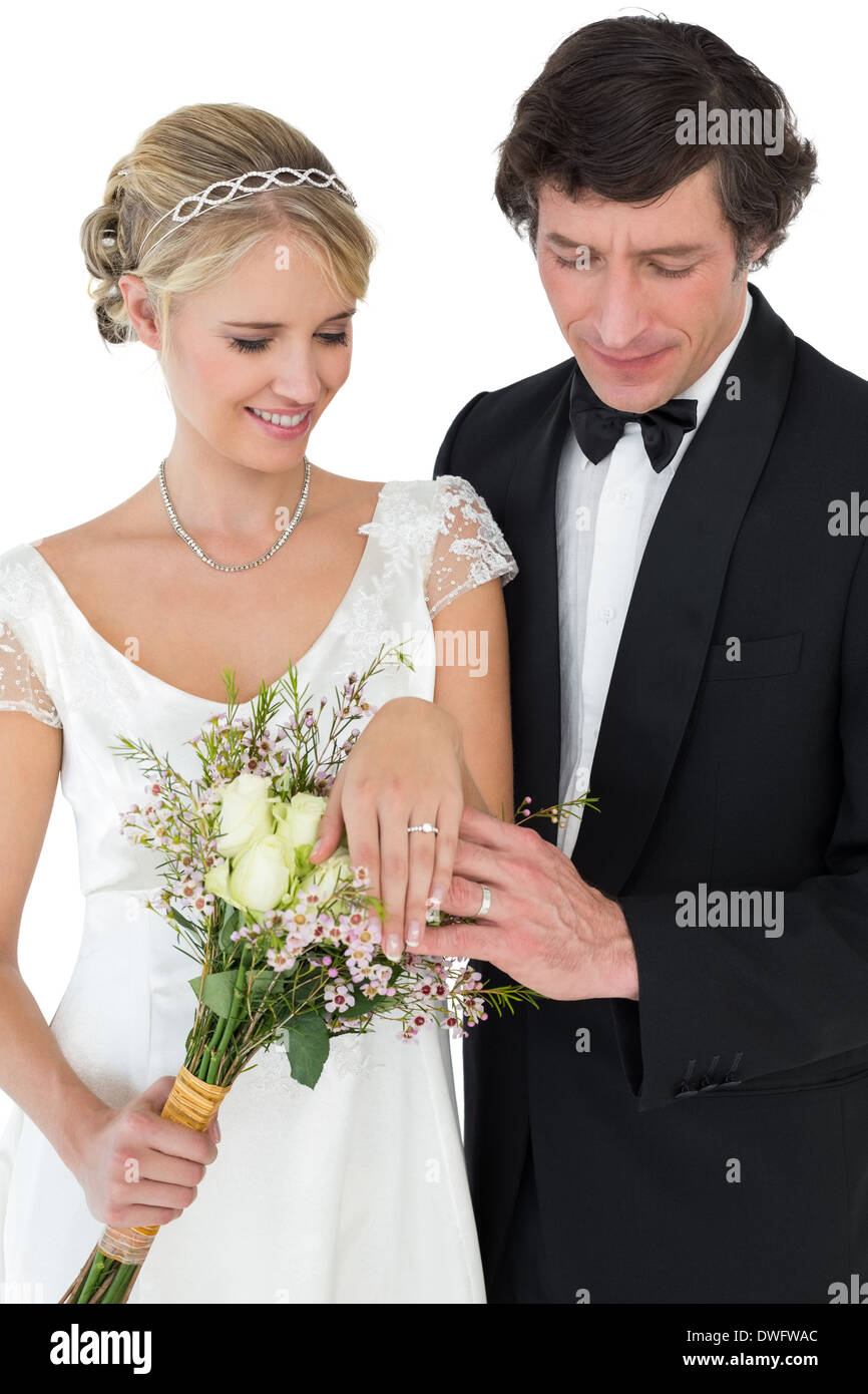 Coppia di novelli sposi guardando gli anelli di nozze Foto Stock