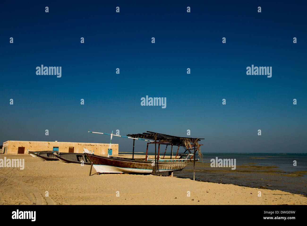 Spiaggiata sambuco tradizionale barca e Spiaggia di Al Wakra, in Qatar Foto Stock