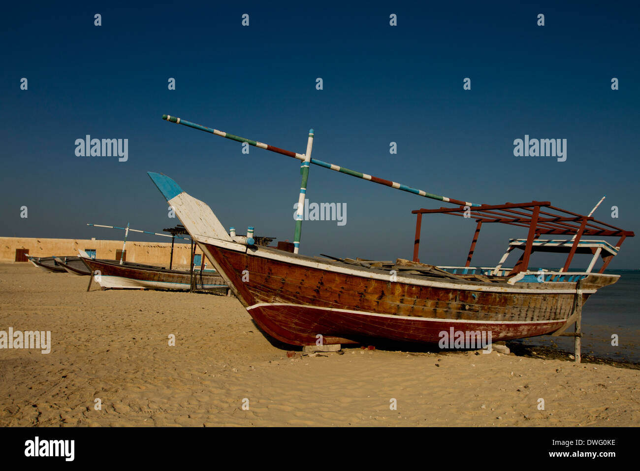 Spiaggiata sambuco tradizionale barca e Spiaggia di Al Wakra, in Qatar Foto Stock