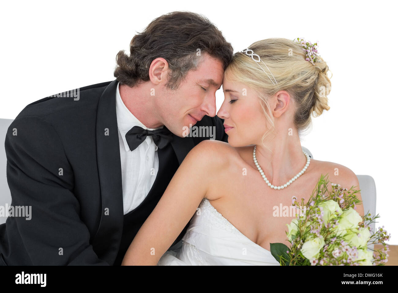 Coppia di novelli sposi con testa a testa Foto Stock