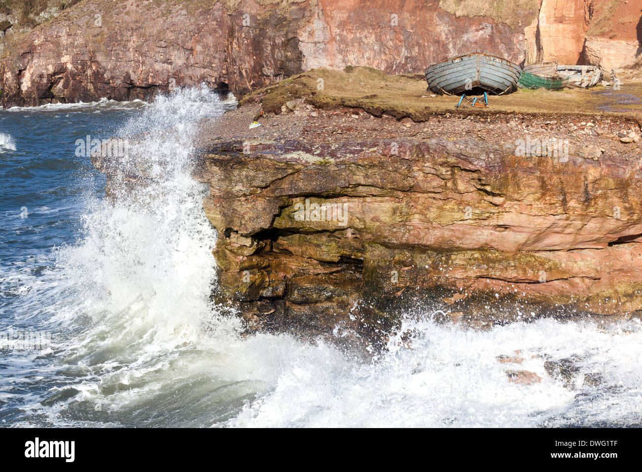 Roccia costiera, onde che colpiscono la parete rocciosa. Litorale scozzese nord-orientale Regno Unito Foto Stock