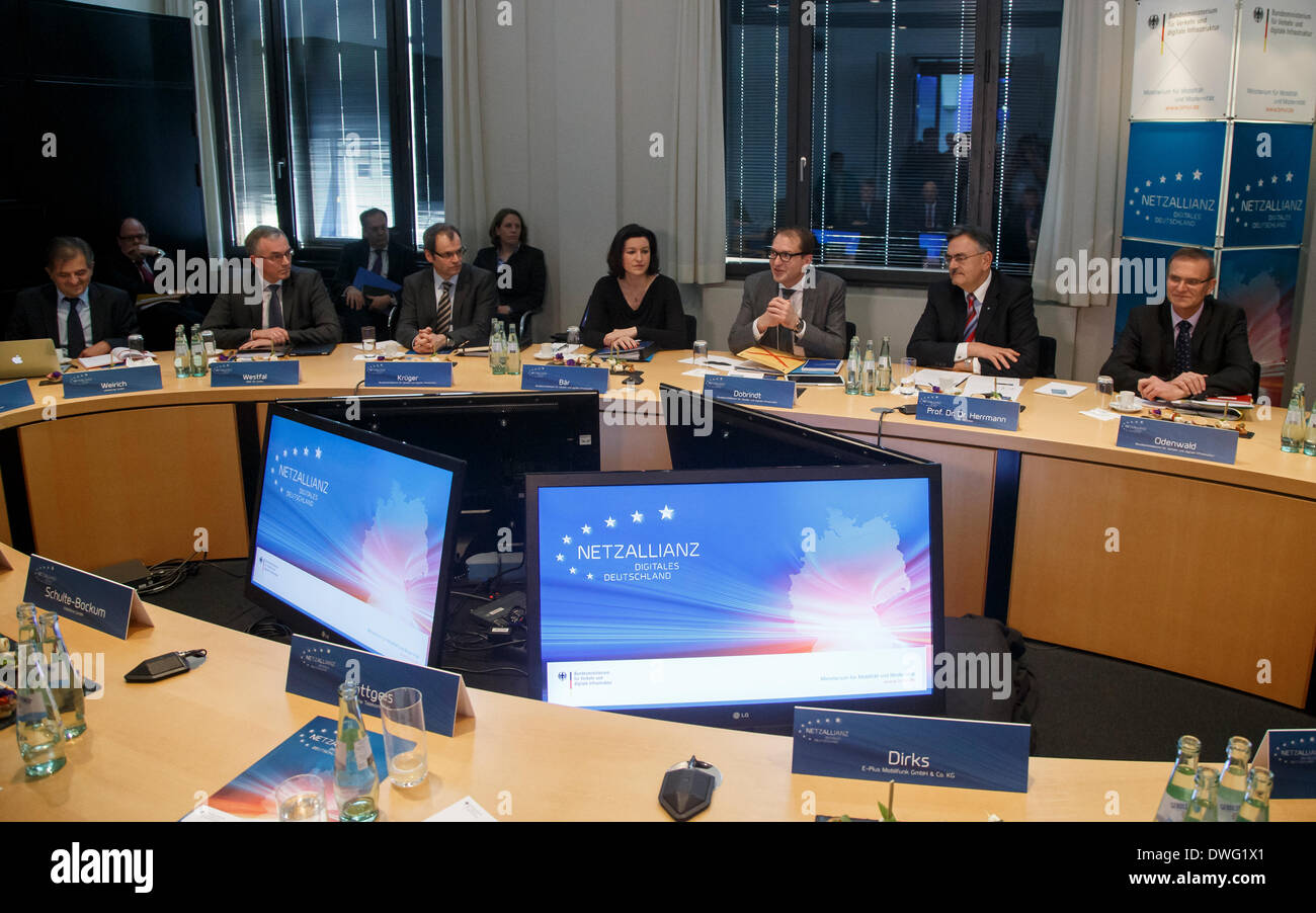 Berlino, Germania. Mars 07th, 2014. Il governo federale tedesco ha come obiettivo quello di creare una capillare copertura a banda larga di almeno 50 Mbit / s in Germania fino al 2018. Lo scopo del primo incontro è quello di designare prevista per i prossimi tre anni, le misure e gli investimenti di tutti i partecipanti e per discutere le proposte di misure di accompagnamento. Su questa base, una pianificazione comune dovrebbe essere creato. / Foto: Alexander Dobrindt (CSU), Ministro del Trafic e infrastruttura digitale, e membri del " Germania Digital Network Alliance' Credit: Reynaldo Chaib Paganelli/Alamy Live News Foto Stock