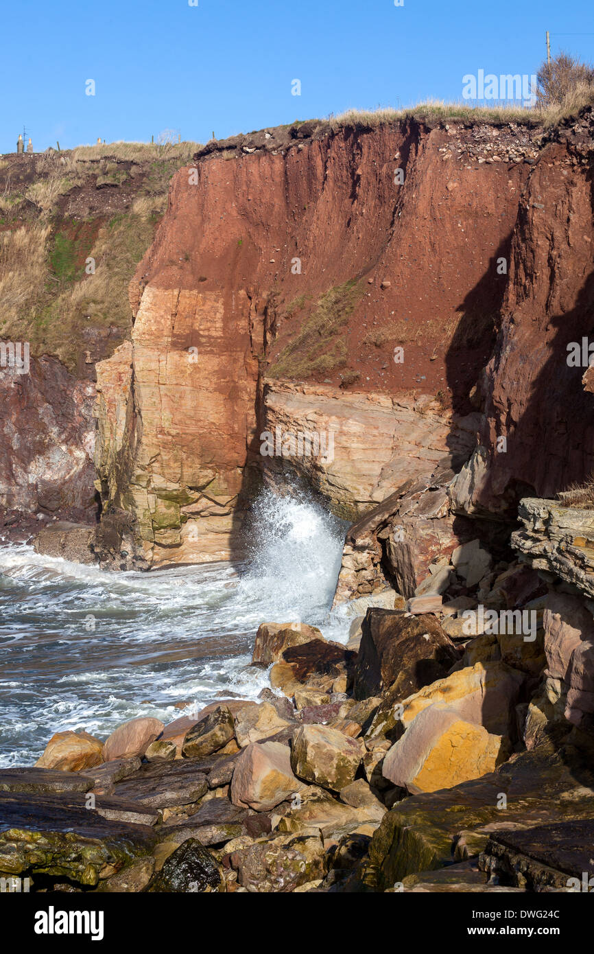 Onde rocciose costiere che colpiscono la parete rocciosa. Litorale scozzese nord-orientale Regno Unito Foto Stock