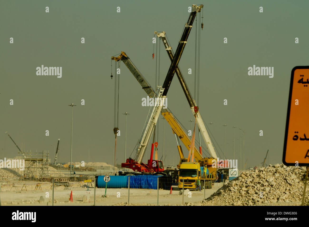 Costruzione di scena in Qatar con gru e macerie Foto Stock
