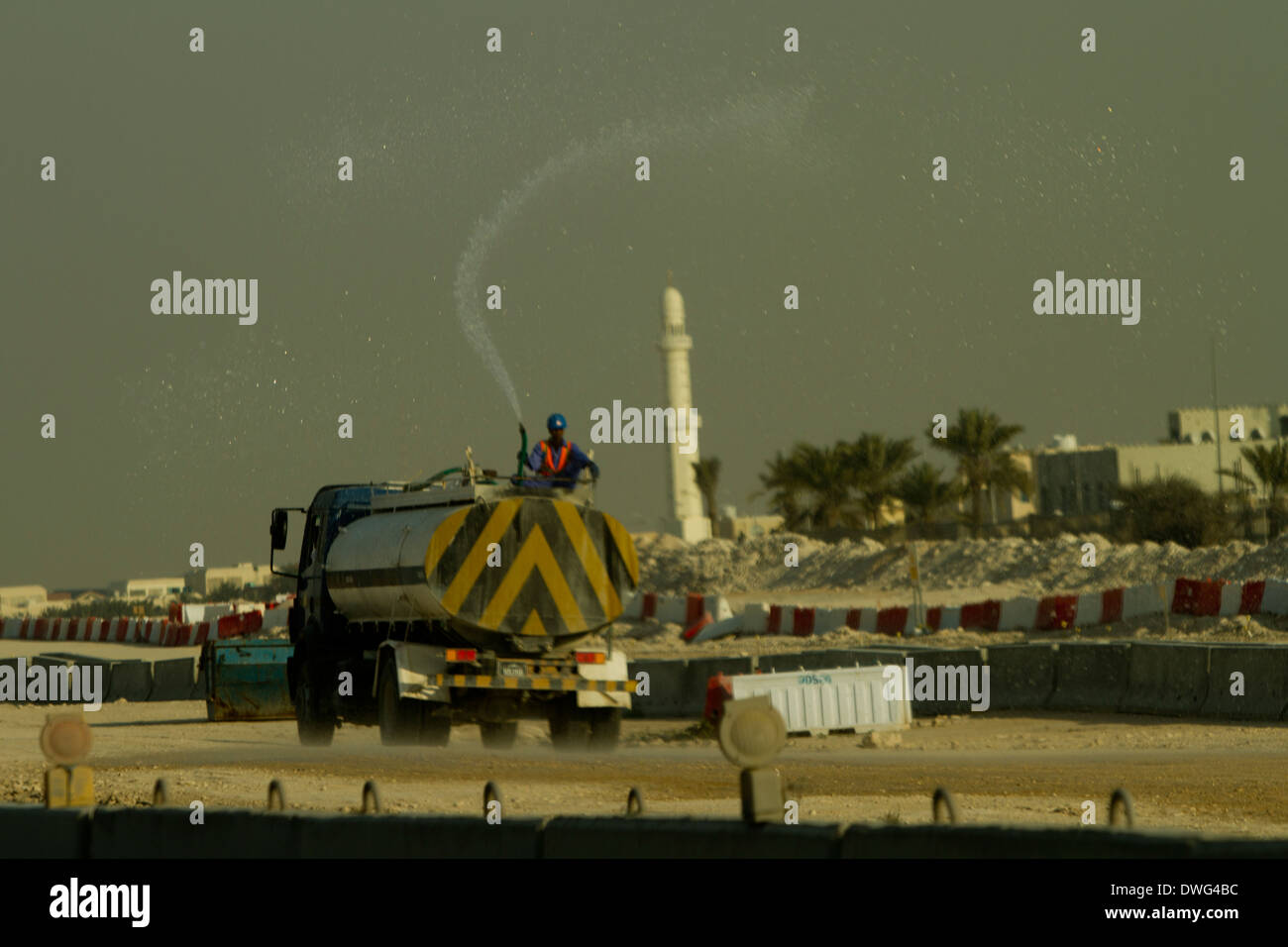 Il Qatar costruzione cantiere Lavori stradali acqua minareto del carrello Lavaggio della polvere Foto Stock