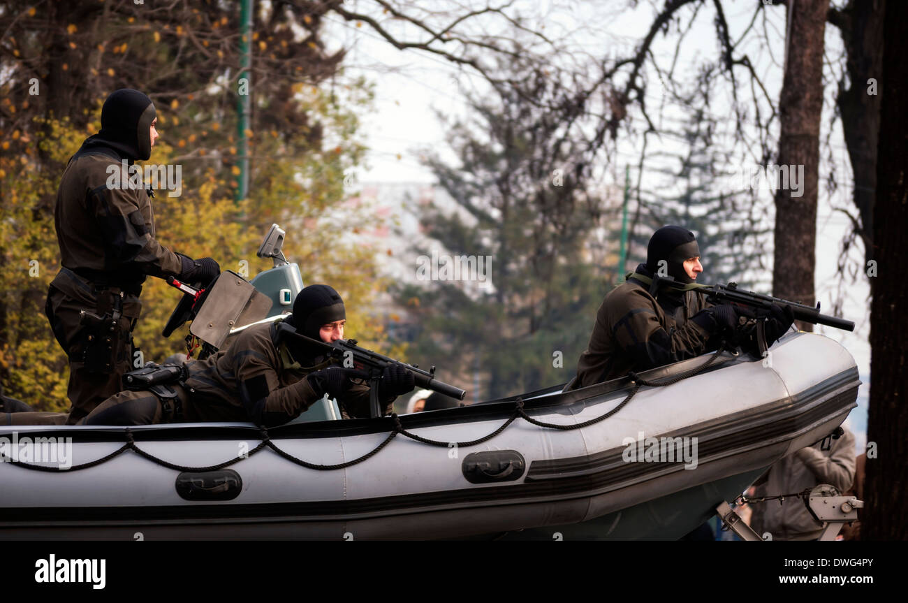 Bucarest, Romania, DEC. 1: parata militare durante la giornata nazionale della Romania, Arc de Triomphe, 1 Dicembre 2013 a Bucarest. Foto Stock