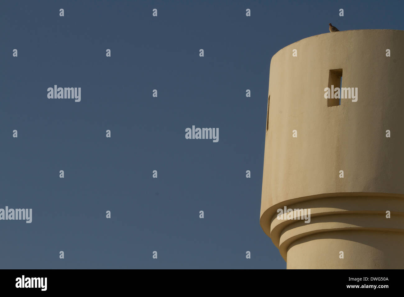 Il Qatar Doha minareto tradizionale Bird Blue Sky Tower Foto Stock