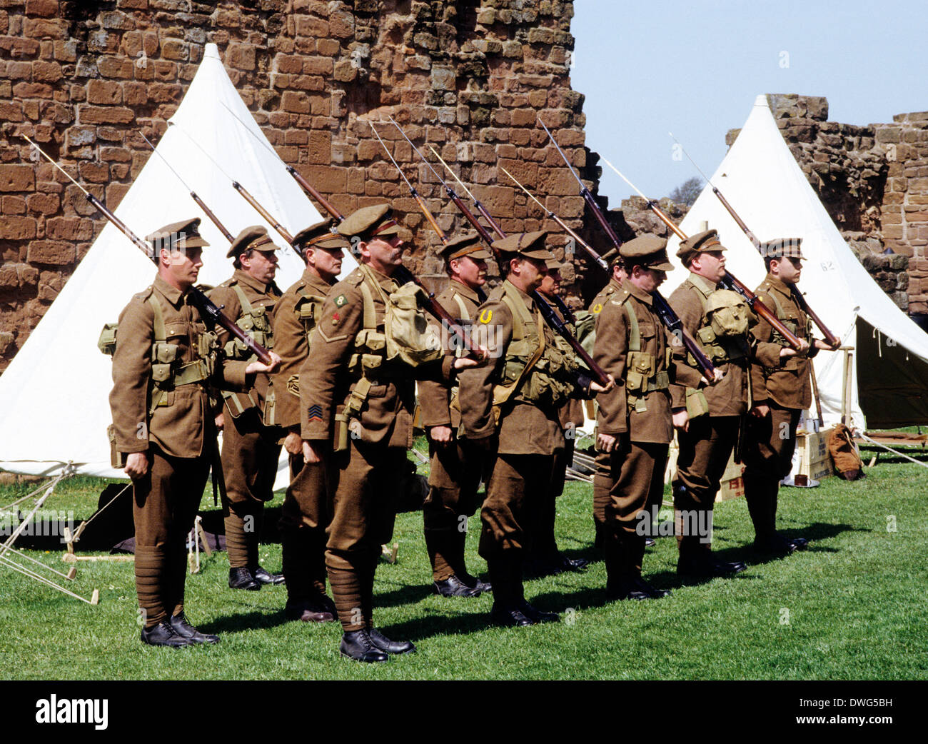 La prima guerra mondiale, Soldati britannici, 1914-1918, rievocazione storica WW1 primo grande soldato uniformi uniforme Inghilterra UK encampment Foto Stock