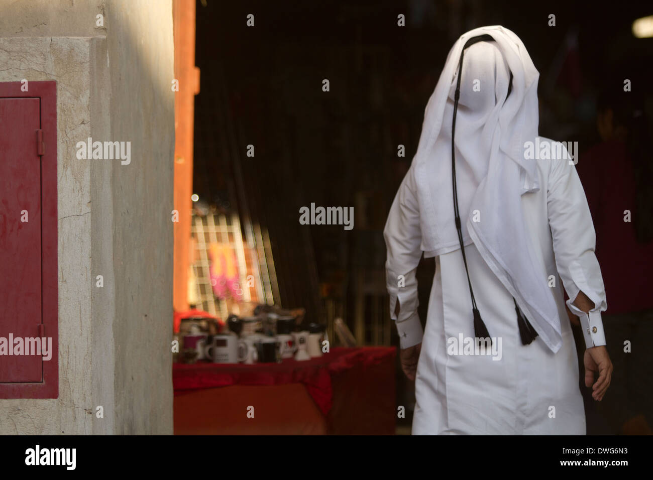 Il Qatar Doha Souk Foubes vesti bianche in stallo Foto Stock