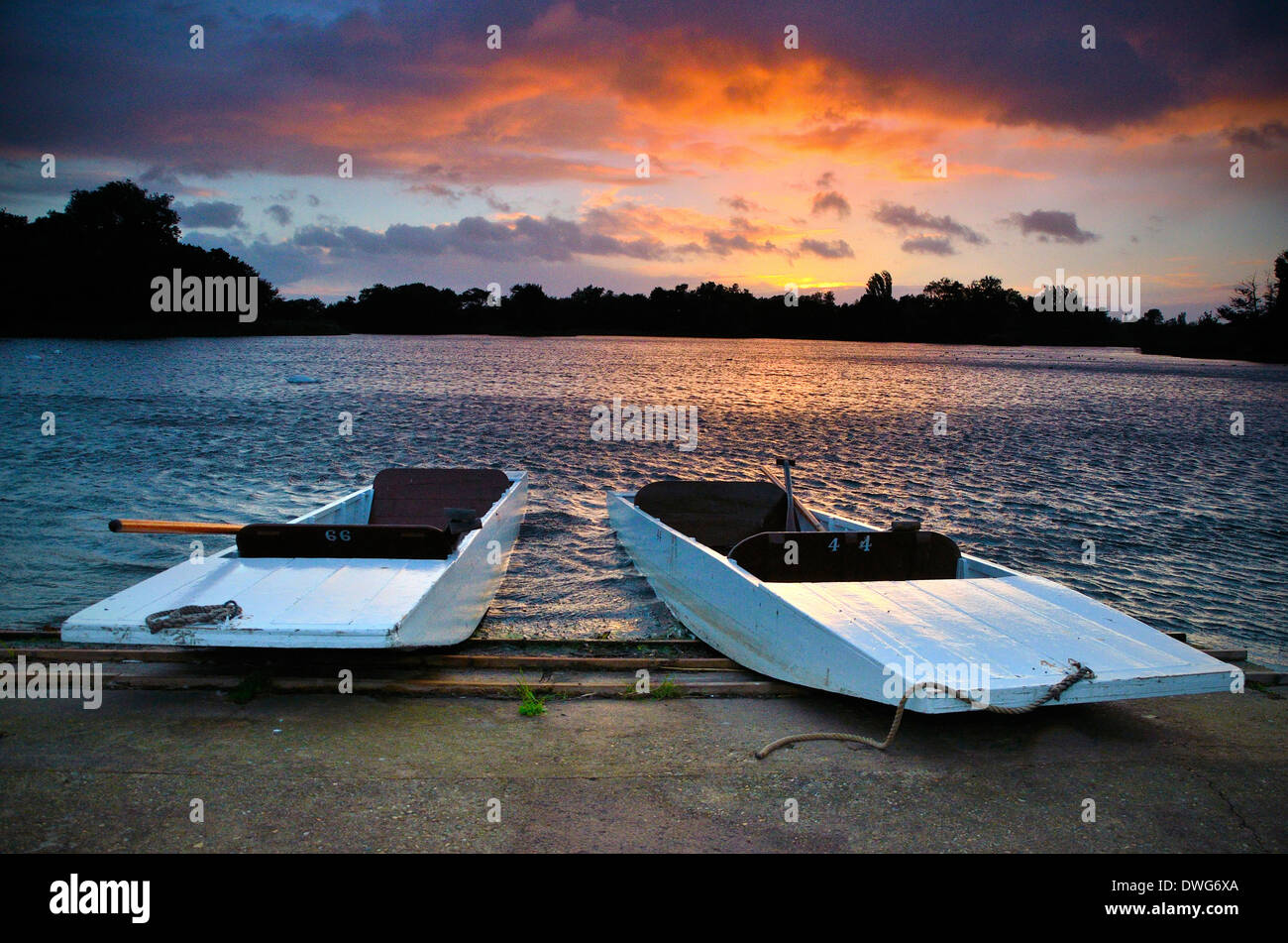 Barche su Thorpeness Meare, Suffolk. Il tramonto. Foto Stock