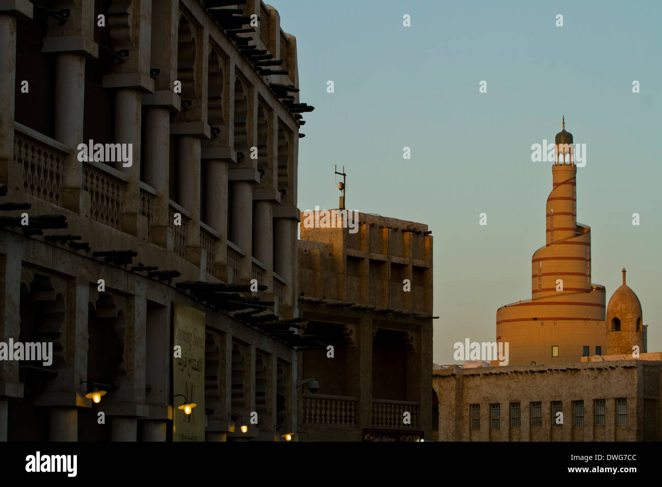 Il Qatar Doha Souk minareto della Città di Arco Antico al tramonto Foto Stock