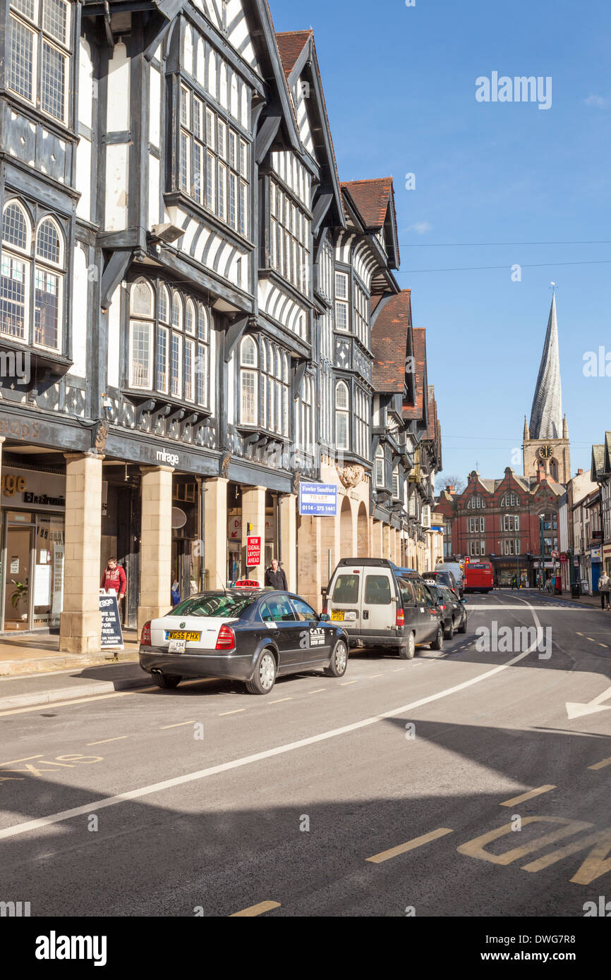 Knifesmithgate in Chesterfield Town Center e la chiesa con la guglia storta in distanza, England, Regno Unito Foto Stock