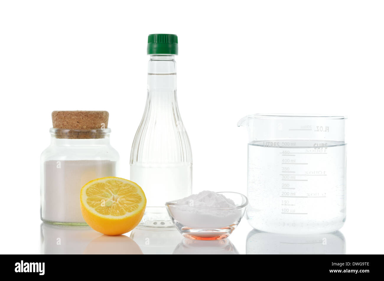 Eco-friendly detergenti naturali. Aceto, bicarbonato, sale, limone e acqua  in una coppa di misurazione su sfondo bianco. Fatti in casa Foto stock -  Alamy